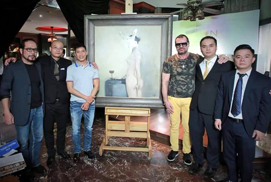 Bức tranh “Cô gái Thỏ” được bán với giá 25.000 USD - Ảnh 2