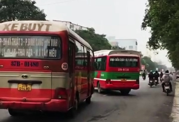 Nghệ An: Hãi hùng cảnh 2 xe buýt đánh võng, chèn nhau ở thành phố Vinh - Ảnh 1