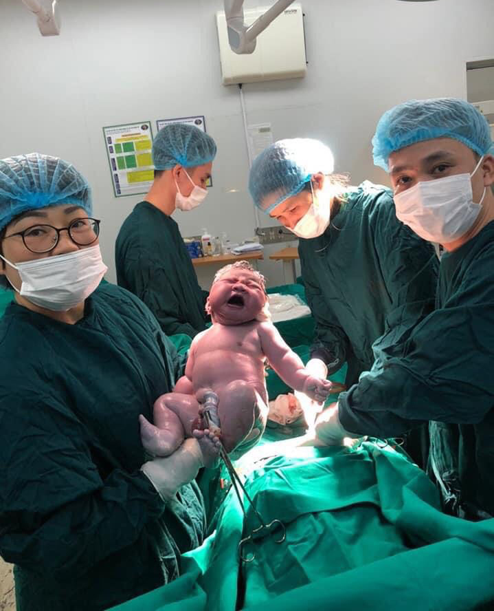 Bé trai nặng gần 6kg chào đời tại Bệnh viện Bệnh Nhiệt đới T.Ư - Ảnh 1