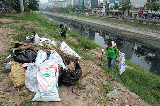 Hàng trăm bạn trẻ dọn rác trên sông Tô Lịch - Ảnh 4