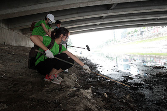 Hàng trăm bạn trẻ dọn rác trên sông Tô Lịch - Ảnh 3