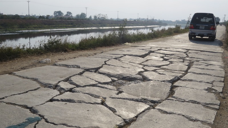 Đê sông Nhuệ qua xã Chuyên Mỹ, huyện Phú Xuyên: Xuống cấp vì “cõng” xe quá tải - Ảnh 1