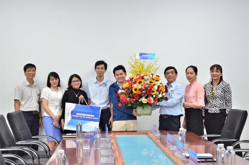 PC Quảng Ngãi: Thăm hỏi, tặng quà khách hàng nhân Tháng Tri ân - Ảnh 1