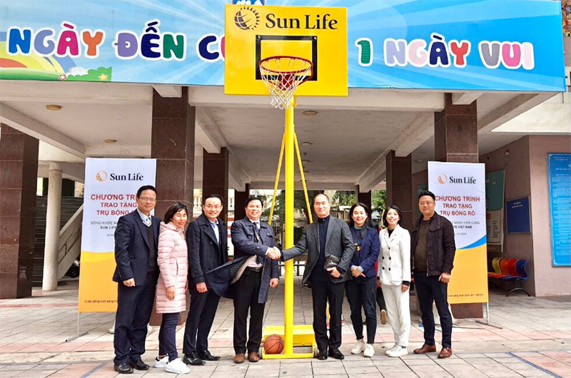 Năm học 2020 - 2021, Sun Life Việt Nam trao tặng hơn 100 trụ bóng rổ cho 51 trường học trên cả nước - Ảnh 1