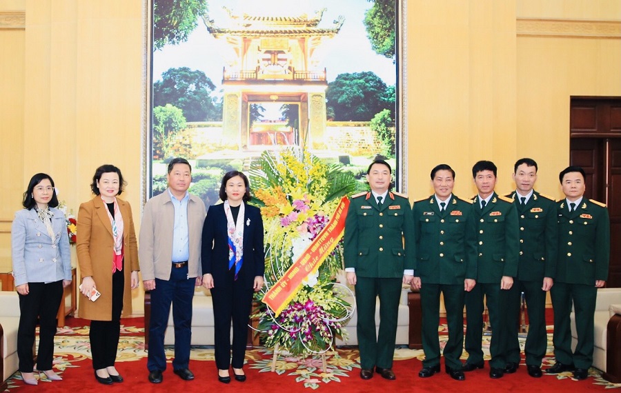 Phó Bí thư Thường trực Thành ủy Nguyễn Thị Tuyến thăm, chúc mừng Bộ Tư lệnh Thủ đô - Ảnh 1