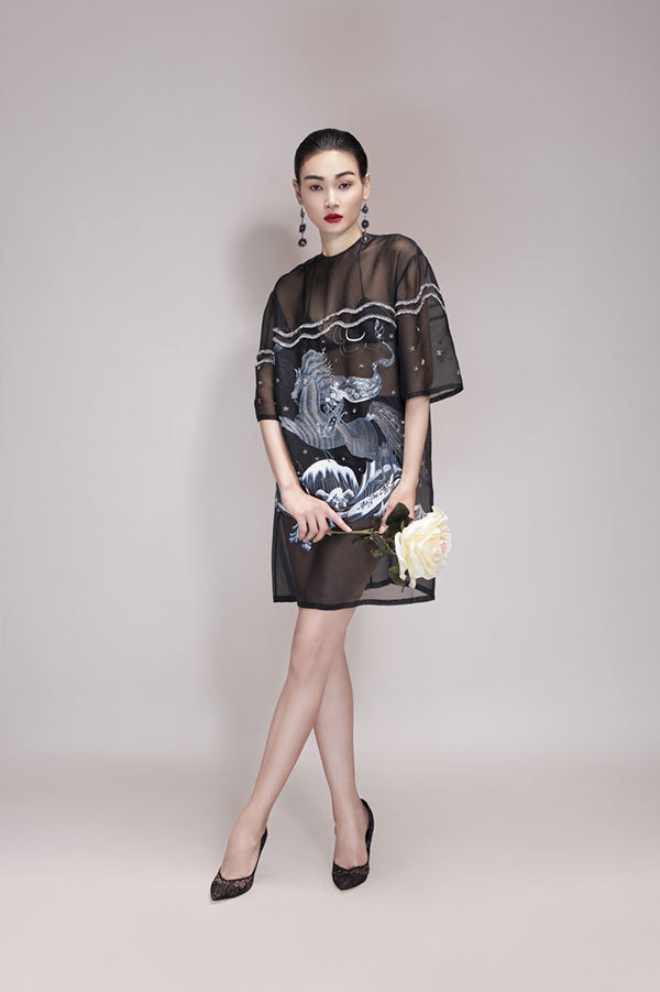 Đại diện Việt Nam tại Asia’s next top model “lột xác” bên hoa khổng lồ - Ảnh 12