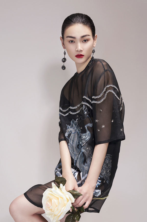 Đại diện Việt Nam tại Asia’s next top model “lột xác” bên hoa khổng lồ - Ảnh 13