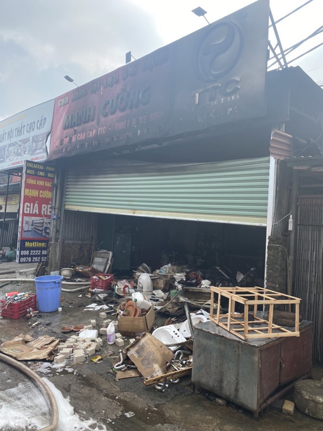 Hà Nội: Cháy lớn tại cửa hàng kinh doanh nội thất ở Dương Nội - Ảnh 3