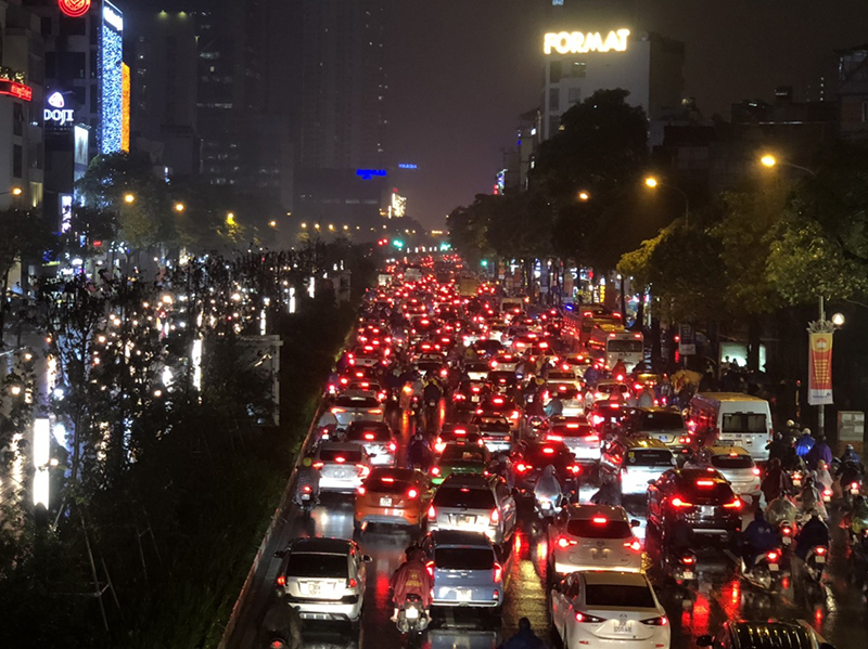Hà Nội: Nhiều tuyến đường ùn tắc, người tham gia giao thông "chôn chân" trên đường - Ảnh 3