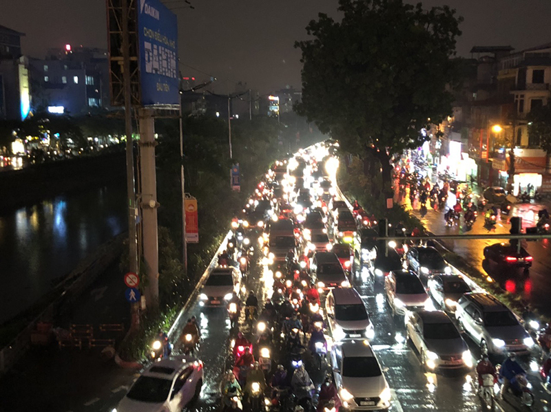 Hà Nội: Nhiều tuyến đường ùn tắc, người tham gia giao thông "chôn chân" trên đường - Ảnh 4