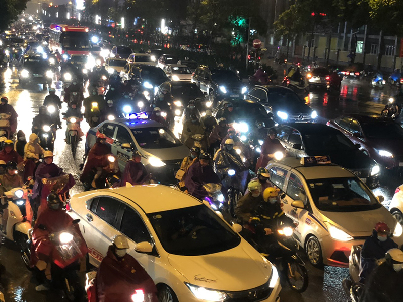 Hà Nội: Nhiều tuyến đường ùn tắc, người tham gia giao thông "chôn chân" trên đường - Ảnh 5