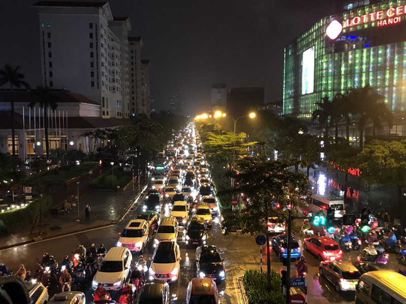 Hà Nội: Nhiều tuyến đường ùn tắc, người tham gia giao thông "chôn chân" trên đường - Ảnh 6