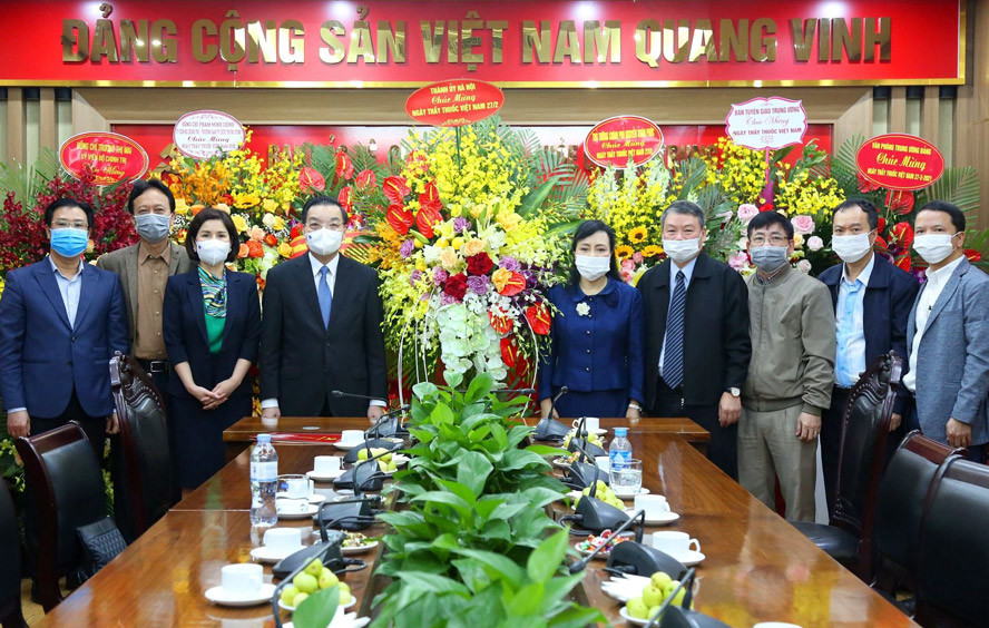 Chủ tịch UBND TP Hà Nội thăm, chúc mừng các y, bác sỹ nhân ngày Thầy thuốc Việt Nam - Ảnh 1