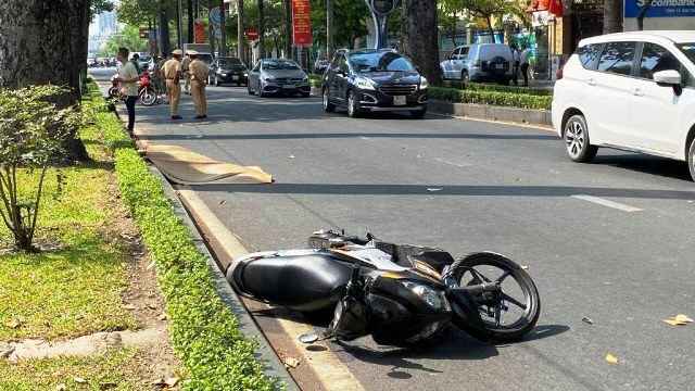 Tai nạn giao thông mới nhất hôm nay 22/3: Đi xe máy ngã vào làn ô tô, người nước ngoài thiệt mạng - Ảnh 1