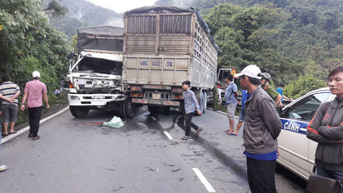 Tai nạn trên đèo Bảo Lộc, 1 xe rơi xuống vực, 1 xe va vách núi - Ảnh 1