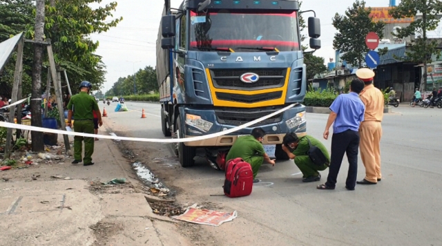 Tai nạn giao thông mới nhất hôm nay 20/12: Người đàn ông đi xe máy bị cuốn vào gầm xe tải, tử vong thương tâm - Ảnh 1