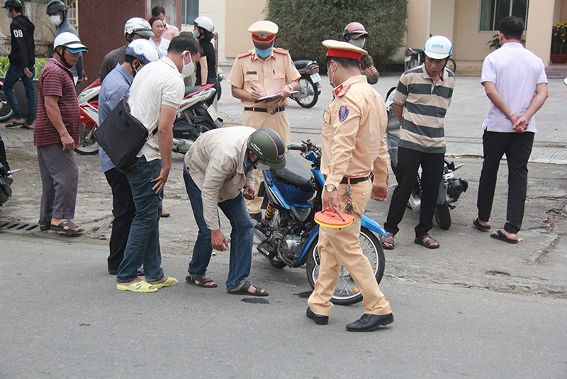 Quảng Nam: Xe máy tông vào vỉa hè, 2 người thương vong - Ảnh 1