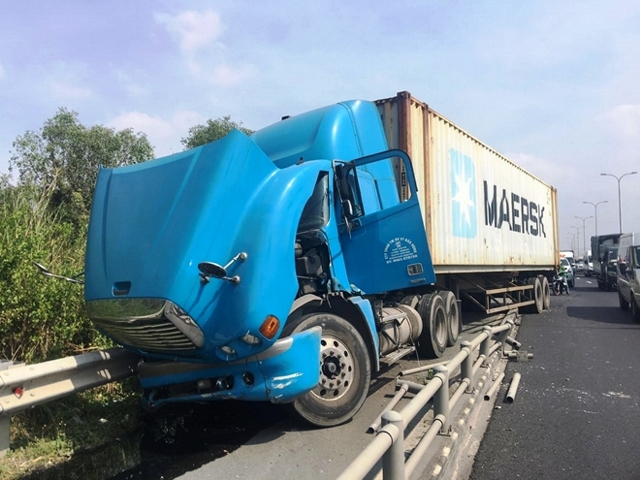 Tai nạn giao thông mới nhất hôm nay 27/12: Ô tô biển xanh đâm xe container khiến 2 người chết - Ảnh 1