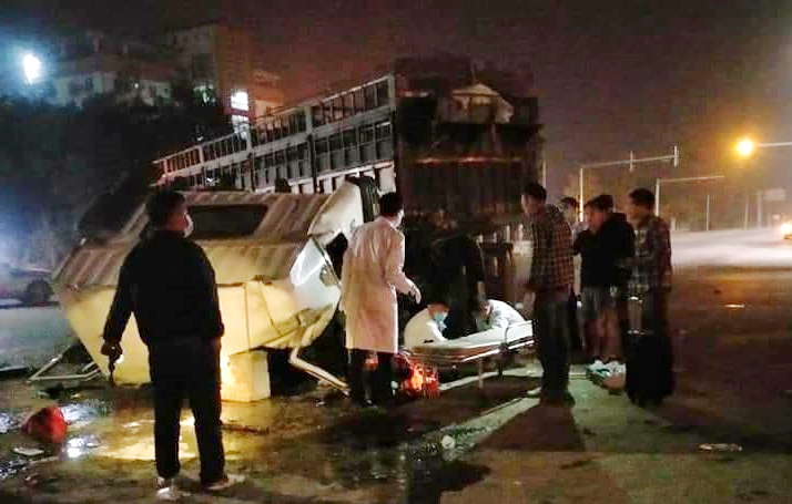 Quảng Ninh: Va chạm giữa xe tải và xe đầu kéo, 4 người bị thương - Ảnh 1