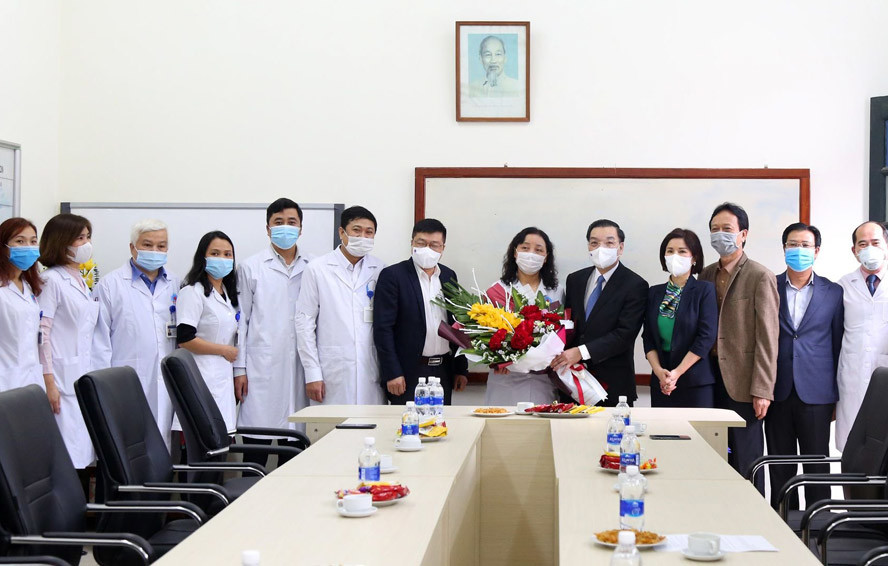 Chủ tịch UBND TP Hà Nội thăm, chúc mừng các y, bác sỹ nhân ngày Thầy thuốc Việt Nam - Ảnh 2