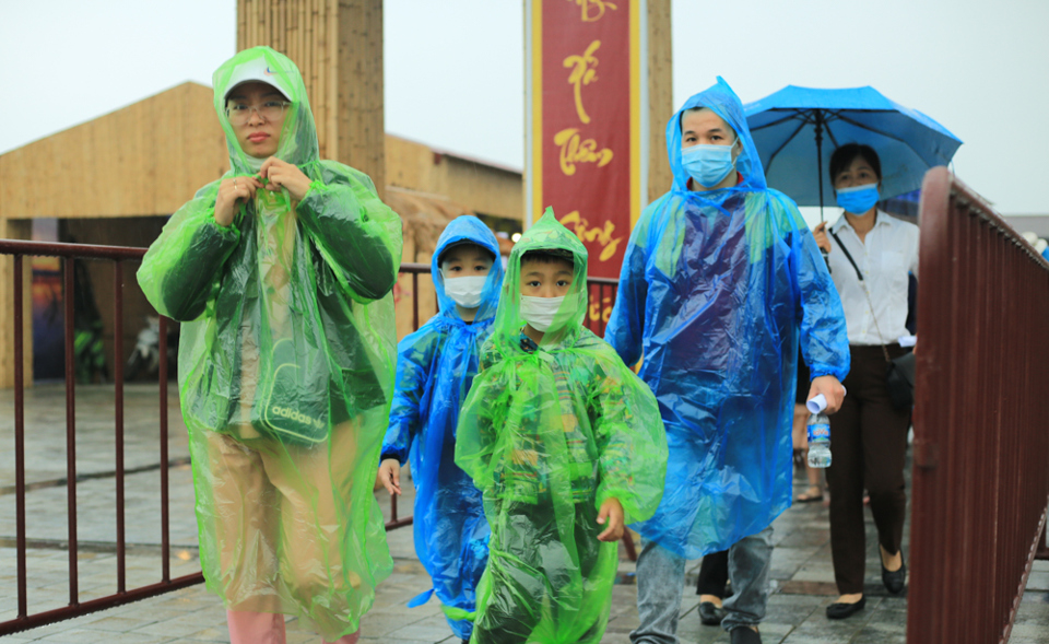 Người dân đội mưa đổ xô về chùa Tam Chúc dịp cuối tuần - Ảnh 1