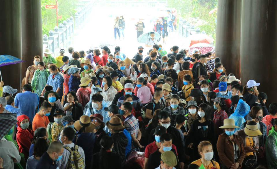 Người dân đội mưa đổ xô về chùa Tam Chúc dịp cuối tuần - Ảnh 11