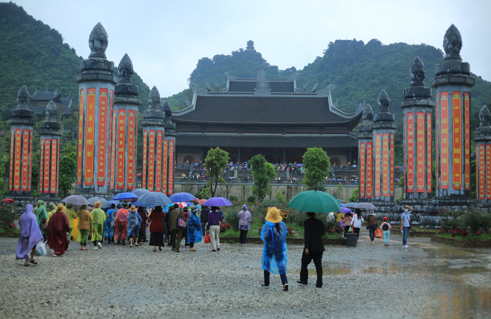 Người dân đội mưa đổ xô về chùa Tam Chúc dịp cuối tuần - Ảnh 7