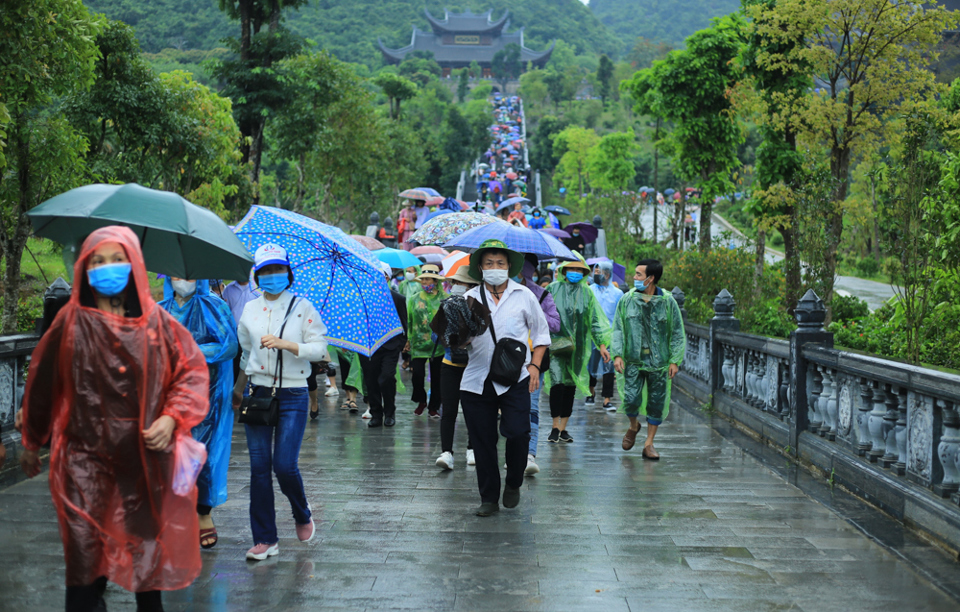 Người dân đội mưa đổ xô về chùa Tam Chúc dịp cuối tuần - Ảnh 12