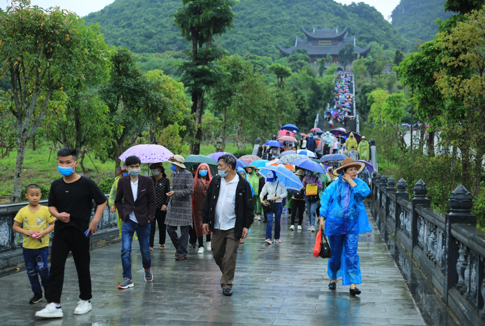 Người dân đội mưa đổ xô về chùa Tam Chúc dịp cuối tuần - Ảnh 13