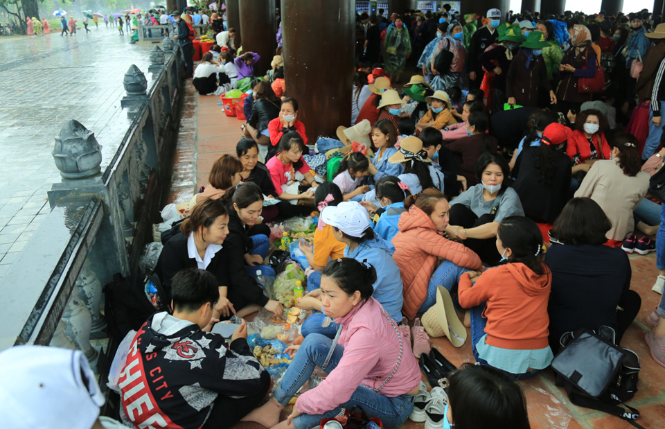 Người dân đội mưa đổ xô về chùa Tam Chúc dịp cuối tuần - Ảnh 14