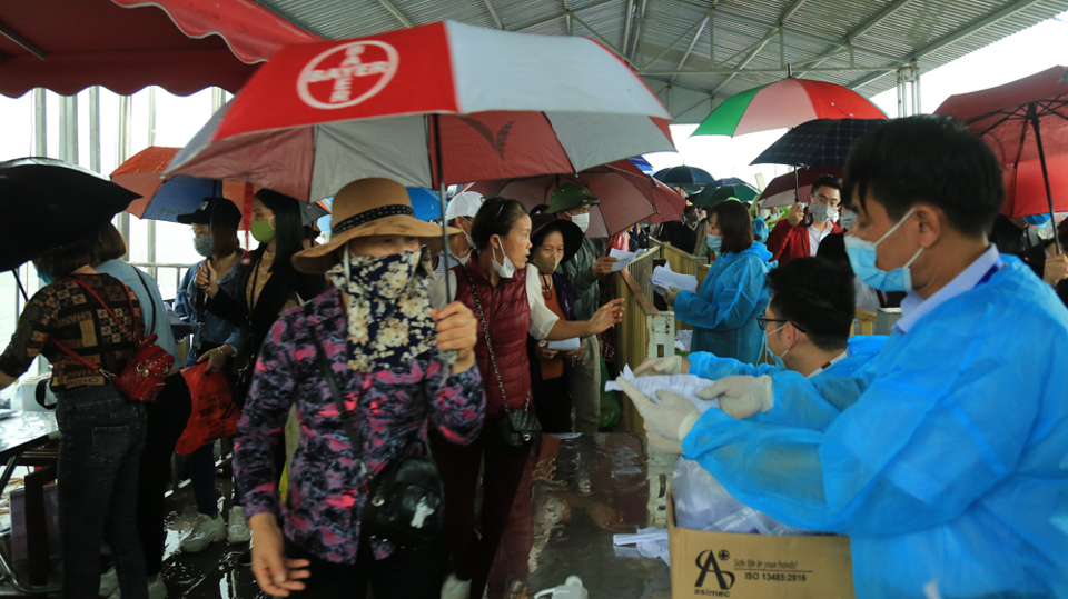 Người dân đội mưa đổ xô về chùa Tam Chúc dịp cuối tuần - Ảnh 2
