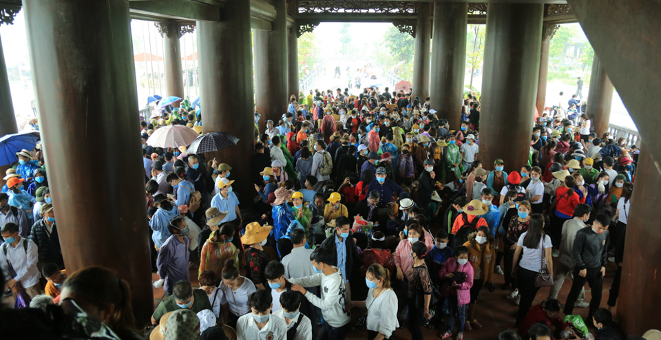 Người dân đội mưa đổ xô về chùa Tam Chúc dịp cuối tuần - Ảnh 6