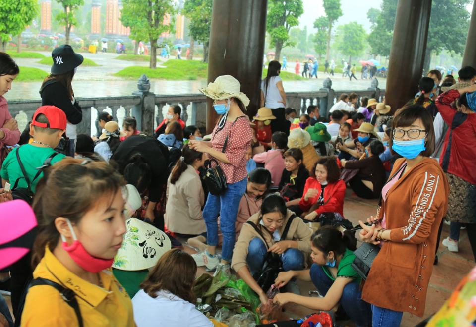 Người dân đội mưa đổ xô về chùa Tam Chúc dịp cuối tuần - Ảnh 8