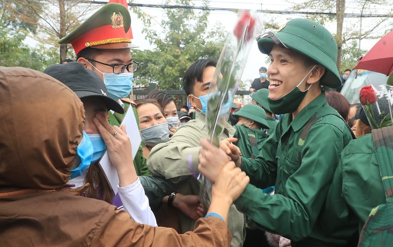 Chủ tịch UBND TP Chu Ngọc Anh động viên tân binh lên đường nhập ngũ - Ảnh 4