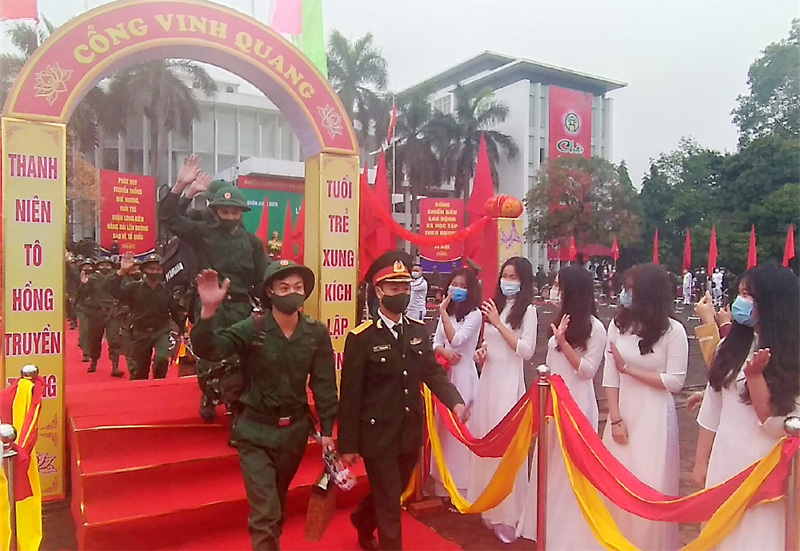 96 tân binh quận Long Biên lên đường nhận nhiệm vụ - Ảnh 1