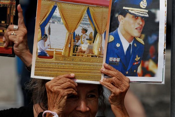 Thái Lan: Tân vương lần đầu xuất hiện trước công chúng - Ảnh 3