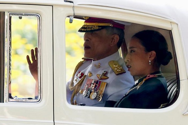 Thái Lan: Tân vương lần đầu xuất hiện trước công chúng - Ảnh 1
