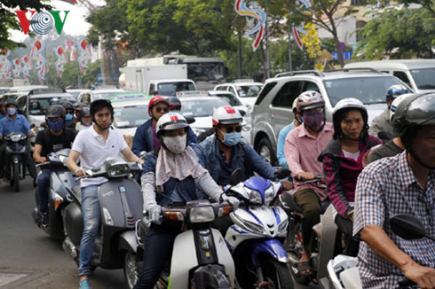 Ngày đầu phân luồng cửa ngõ sân bay Tân Sơn Nhất, người dân lúng túng - Ảnh 1