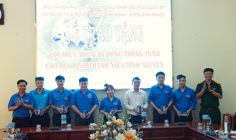 Viettel Bình Phước tặng 600 điện thoại thông minh để xây dựng chính quyền điện tử - Ảnh 1