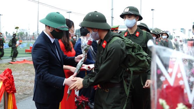 168 tân binh huyện Thanh Oai lên đường nhập ngũ - Ảnh 1