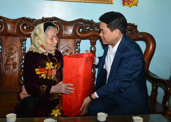 Chủ tịch Nguyễn Đức Chung thăm gia đình chính sách tiêu biểu quận Tây Hồ - Ảnh 1