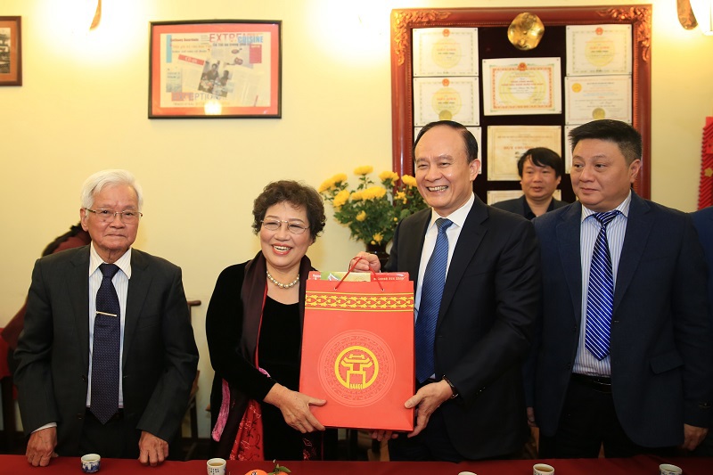 Chủ tịch HĐND TP Hà Nội trao Huy hiệu 75 năm tuổi Đảng, chúc Tết gia đình chính sách quận Hoàn Kiếm - Ảnh 3