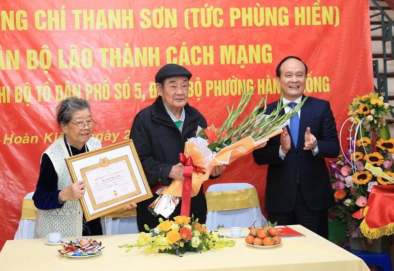 Chủ tịch HĐND TP Hà Nội trao Huy hiệu 75 năm tuổi Đảng, chúc Tết gia đình chính sách quận Hoàn Kiếm - Ảnh 1