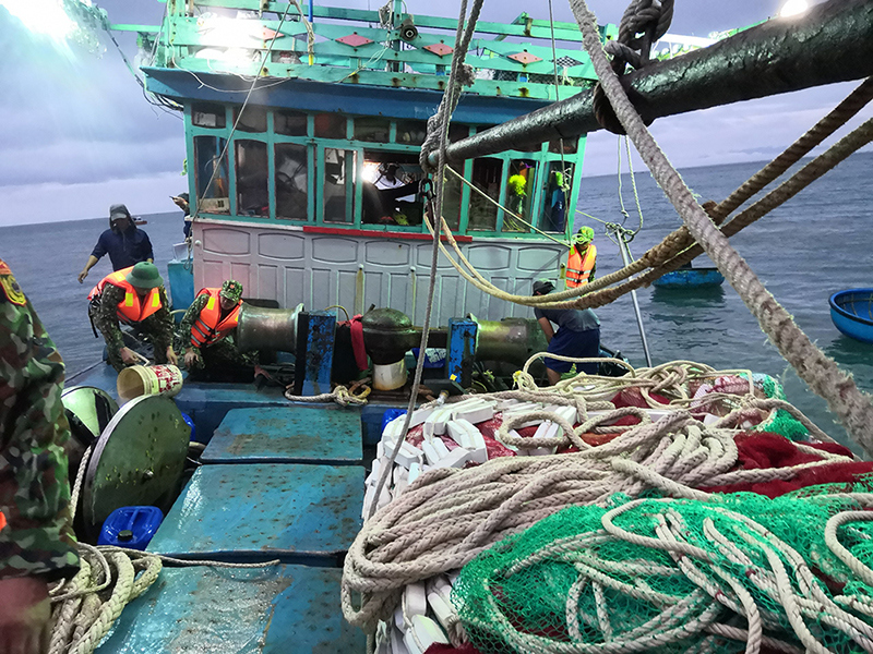 Quảng Nam: Tàu cá va vào đá, 12 ngư dân được cứu kịp thời - Ảnh 1