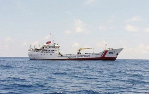Tàu cảnh sát biển cứu 11 ngư dân bị nạn - Ảnh 1