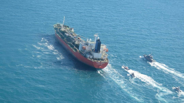 Thông tin mới về 2 thuyền viên Việt Nam trên tàu chở dầu Hàn Quốc bị Iran bắt giữ - Ảnh 1