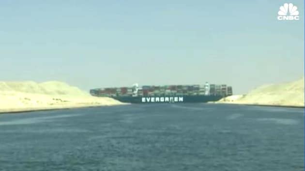 Tàu khổng lồ Ever Given vẫn mắc kẹt, giao thông tại kênh đào Suez tê liệt - Ảnh 1