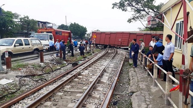 Vụ tàu hàng trật bánh: Đường sắt Bắc - Nam đã thông sau nhiều giờ bị tê liệt - Ảnh 1