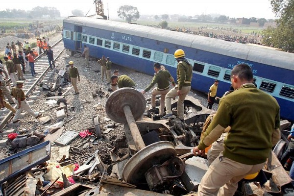 Ấn Độ: Hết hy vọng tìm thấy nạn nhân sống sót trong tai nạn tàu hỏa - Ảnh 1