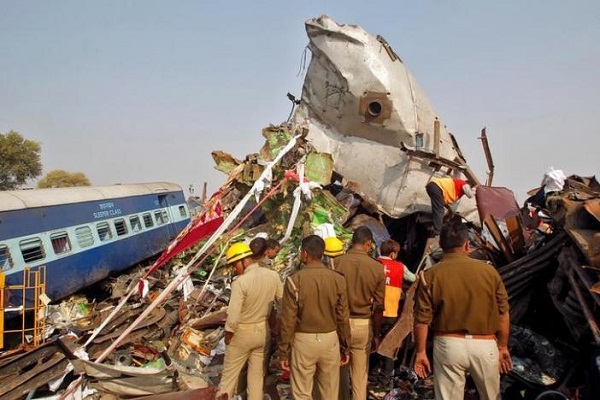 Ấn Độ: Hết hy vọng tìm thấy nạn nhân sống sót trong tai nạn tàu hỏa - Ảnh 2